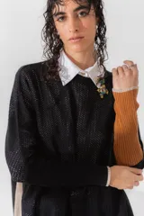 Buzo de algodón calado color crudo, de corte holgado y cuello redondo.