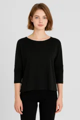 Remera negra de mangas 3/4 y cuello redondo.