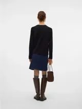 Sweater negro de punto con cuello redondo y ajuste regular.
