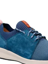 Zapatillas casuales de mujer, marca Hush Puppies, modelo Spinal Knit, color azul. Elaboradas con cuero certificado y tejidos adaptables al pie.