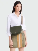 Bandolera Longchamp modelo Épure, color verde oliva, con correa de tela ajustable y cierre con broche metálico.