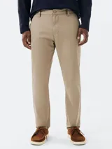 Pantalón de vestir color beige, de corte chino y confeccionado en lino.