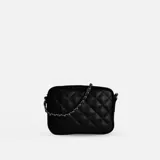 Bandolera clásica color beige, confeccionada en cuero natural, con diseño acolchado en forma de rombos. Posee correa de cadena entrelazada con cuero y cierre principal.