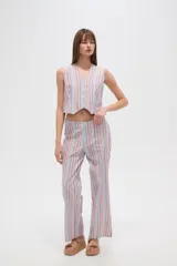 Pantalón de algodón a rayas verticales en tonos azul, rojo y beige, de corte recto y tiro alto.