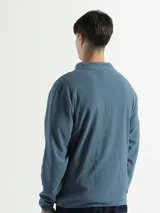 Campera polar azul con cierre frontal y diseño ajustado al cuerpo.