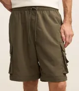 Pantalón paper touch color verde militar, con bolsillos laterales, cintura elástica y cordón de ajuste. Se convierte en bermuda gracias a un cierre a la altura de la rodilla.
