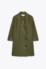 Blazer color verde oliva confeccionada en lino, con cuello solapa, manga tres cuartos con vuelta y cierre cruzado con botones.