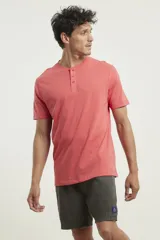 Remera color verde con cuello redondo y media botonadura.