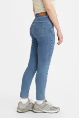 Jeans de tiro alto color celeste, ajustados en cadera y muslos, con pierna súper ajustada y rotura en la rodilla.