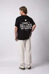 Remera oversize de algodón premium color negro, con estampado frontal minimalista de un sol y la frase "VCP CONCEPT STUDIO" en blanco.