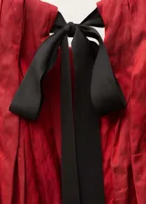 Vestido corto rojo con cuello halter fruncido y espalda descubierta.