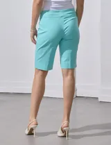 Bermuda color lila de gabardina elastizada, marca Zac & Rachel.