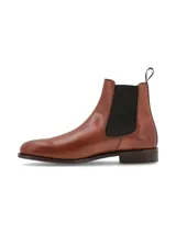 Bota Chelsea color marrón de cuero liso, con elásticos laterales negros y tirador trasero.