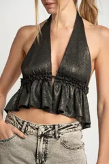 Top negro con brillo dorado, estilo halter con escote pronunciado y volados en la parte inferior.