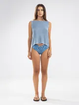 Musculosa sin mangas color fucsia, confeccionada en punto canalé de viscosa.