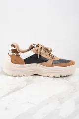 Zapatillas urbanas con suela chunky color beige y capellada combinada en cuero color marrón, negro, blanco y animal print.