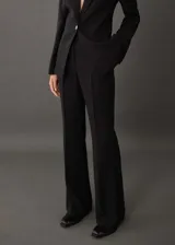 Pantalón de vestir negro de corte wide leg.