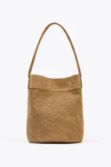 Bolso tipo maxi saca color marrón claro, de cuero trenzado, con asa de hombro y bolsillo interior.