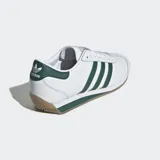 Championes Adidas Country II blancos con detalles en verde y suela color caramelo.