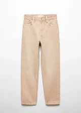 Pantalón de jean color beige, corte mom fit, tiro alto, cinco bolsillos y cierre con cremallera y botón.