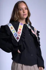 Camisa color crema con cuello Claudine y bordado de crochet multicolor.