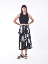 Musculosa corta de algodón color rosa, con cuello redondo y sisas amplias.