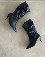 Bota plateada de caña alta con efecto arrugado y taco aguja.