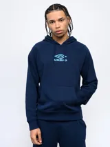 Canguro azul marino de felpa sin frisa, con capucha, cordones ajustables y logo Umbro bordado en celeste en el pecho. Tiene bolsillo tipo canguro.