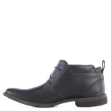 Zapato casual de hombre en color negro, con diseño de caña baja y cierre con cordones.