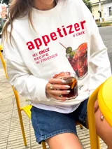 Buzo blanco de corte oversize con estampado de un trago y la frase "appetizer o'clock my only recipe w/ friends".