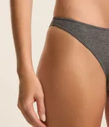 Kit de dos bombachas bikini con hilo doble, confeccionadas en viscosa y elastano, con forro de algodón.