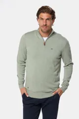 Sweater de punto fino color beige, con cuello alto y medio cierre frontal con cremallera.