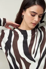 Sweater de punto liviano con estampado animal print estilizado en tonos neutros. De silueta relajada y tejido suave al tacto.