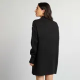 Vestido corto negro de punto con cuello alto y corte holgado.