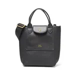 Cartera tipo tote bag de material símil cuero negro, con doble asa corta y correa larga desmontable y regulable. Posee cierre superior metálico, bolsillo interno con cierre y logo XL aplicado en dorado al frente.