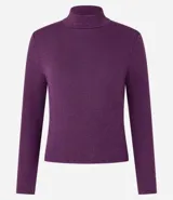 Blusa morada de poliéster texturizado, con cuello alto y mangas largas.