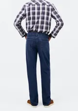 Pantalón de jean azul oscuro, corte slim con elastano.