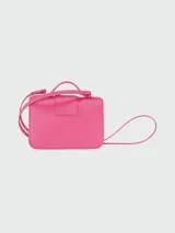 Bandolera Longchamp modelo Box-Trot XS, color fucsia, con correa fina ajustable y logo circular metálico en el frente.