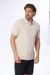 Remera polo piqué lisa color salmón, con cuello en rib y botones personalizados.