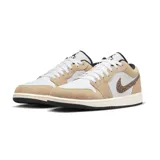 Zapatillas Nike Air Jordan 1 Low color beige y blanco, con detalles de animal print en el logo y el talón.