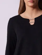 Blusa negra de tejido labrado marca Ruby Rd, con cuello redondo, escote en V y aplique metálico en el escote. Manga tres cuartos.