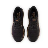Championes de running New Balance Fresh Foam 1080v12, color negro con detalles en dorado. Cuentan con amortiguación Fresh Foam X, empeine de punto técnico Hypoknit y sujeción estratégica.