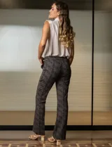Pantalón de vestir de tiro alto con estampado a cuadros en tonos grises y negros. Corte flared.