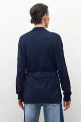 Ruana de tejido de punto color marrón chocolate, con cuello redondo y mangas largas.