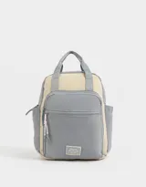 Mochila negra de tela deportiva con doble bolsillo frontal con cierre, correas regulables, cierre superior y tag de goma.