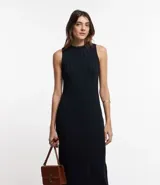 Vestido midi negro de punto acanalado, sin mangas y con cuello alto.