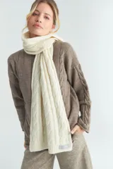 Bufanda marrón de tejido de punto industrial con diseño de ochos cruzados.