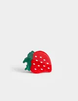 Broche de acrílico rojo con forma de frutilla y detalles en verde y blanco.