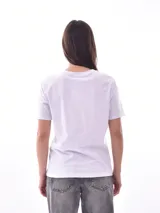 Remera blanca con estampado de dos tigres rojos enfrentados y texto en chino.