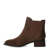 Botas cortas de cuero sintético color negro, con diseño de punta fina y taco cuadrado bajo. Presentan un detalle de tira con hebilla metálica en el lateral y paneles elásticos para un ajuste cómodo.